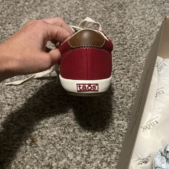 NWT Taos Star Burst in red/tan- size 7 - Picture 7 of 14